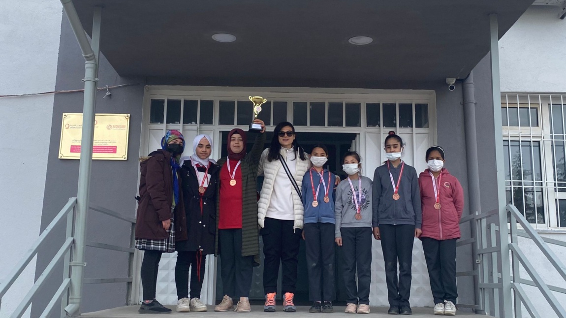 Küçük Kızlar Kilis Okullar Arası Voleybol  İl Üçüncülüğü