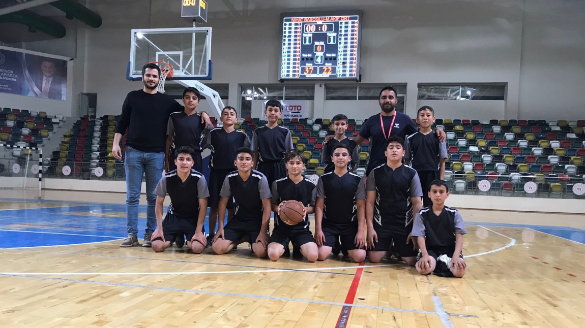 Okulumuz 29 Ekim Cumhuriyet Bayramı nedeniyle düzenlenen 100. Basketbol Turnuvasına Turnuvasına katılmıştır.